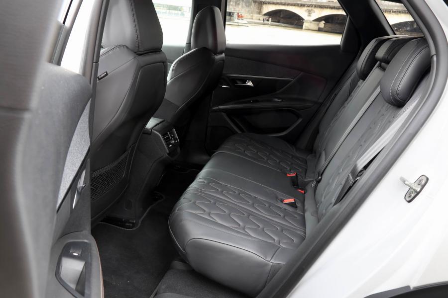 Интерьер Peugeot 3008 GT Line 2016 года  (WW) (фото 13 из 42)